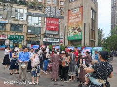 轻松高兴的空气中 