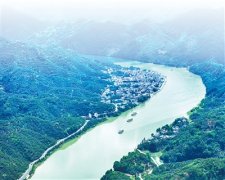 给母亲一件衣服